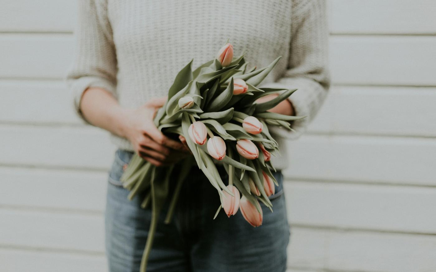 woman holdi bouquet of flowers by Priscilla Du Preez 🇨🇦 courtesy of Unsplash.
